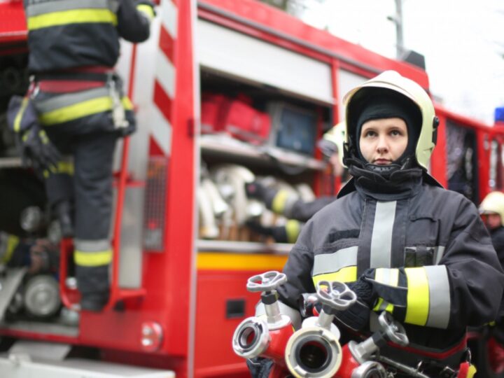 Interwencja straży pożarnej związana z pożarem w pomieszczeniu mieszkalnym w Giżycku