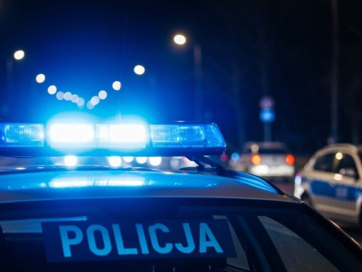 Mężczyzna zgłosił, że jest przykuty do bramy, a był poszukiwany przez policję