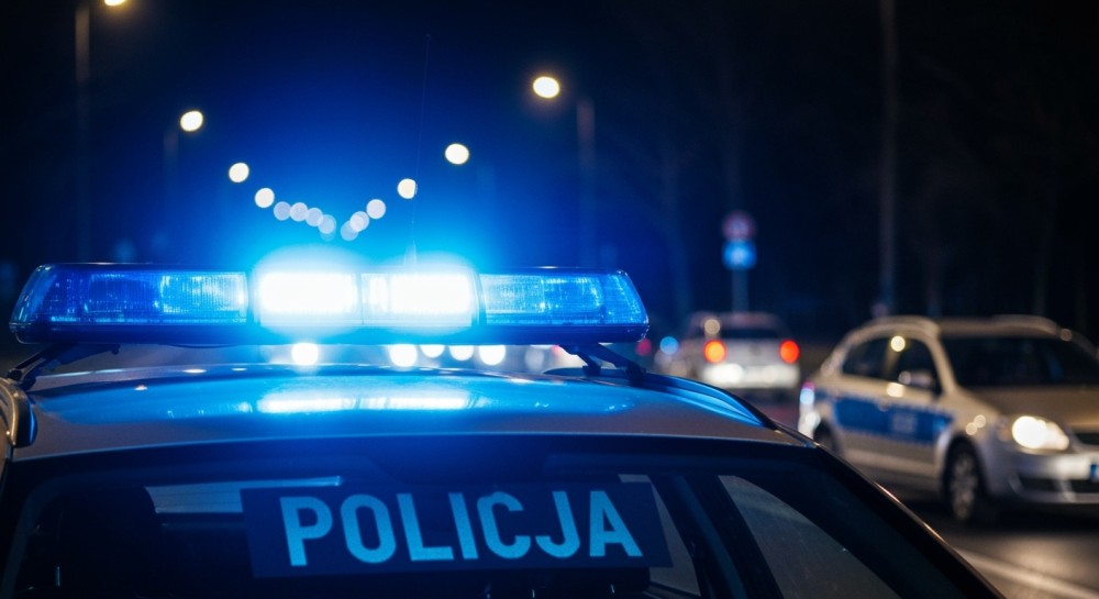 Mężczyzna zgłosił, że jest przykuty do bramy, a był poszukiwany przez policję