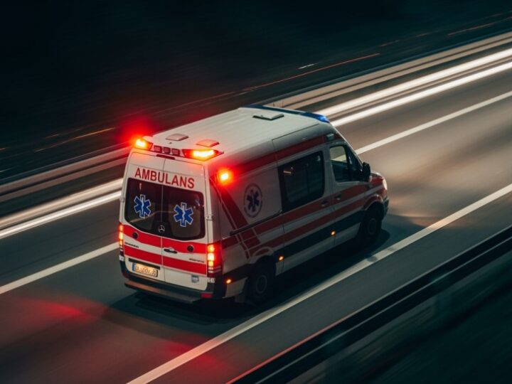 Policja z Giżycka kontroluje autokary, aby zapewnić bezpieczne zimowe wyjazdy dla dzieci i młodzieży