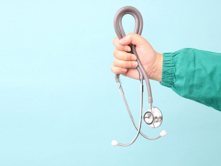 Żołnierze uczą pierwszej pomocy w II LO w Giżycku