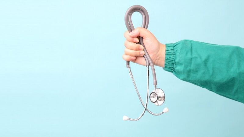 Żołnierze uczą pierwszej pomocy w II LO w Giżycku