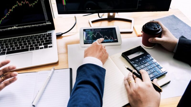 Mieszkańcy powiatu stracili ponad 50 tysięcy złotych na internetowych oszustwach inwestycyjnych