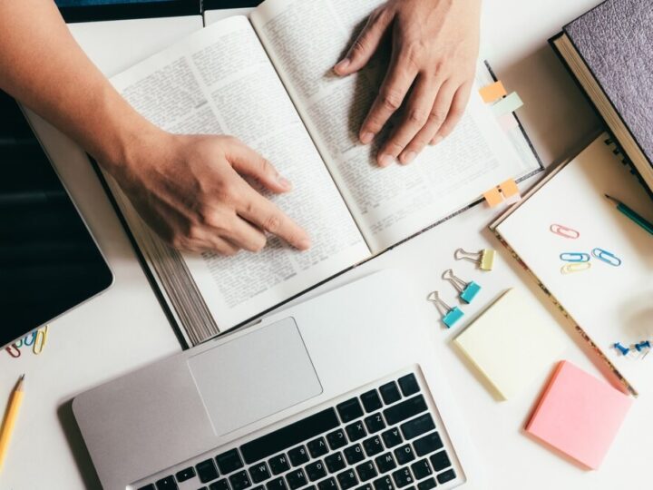 Młodzież uczy się odpowiedzialności prawnej na spotkaniu z policją