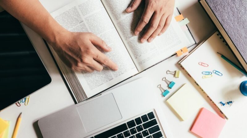 Młodzież uczy się odpowiedzialności prawnej na spotkaniu z policją